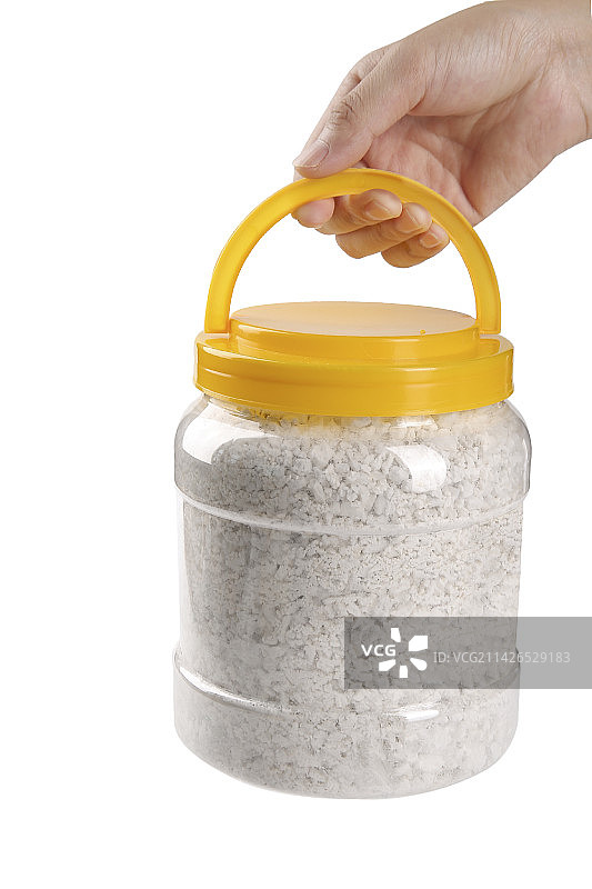 手里拿着一桶红薯淀粉图片素材