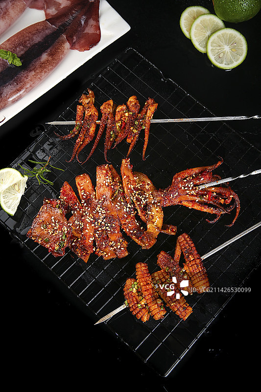 黑底上放着铁板鱿鱼图片素材