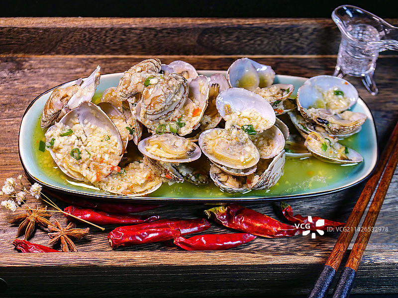 辣酒煮蛤蜊日式居酒屋美味海鲜菜式香辣可口花甲蒜蓉香辣热锅油焖花蛤香葱蒜末辣炒贝壳类海鲜青岛街头美食图片素材
