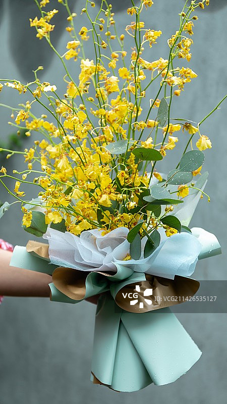 手拿花束图片素材