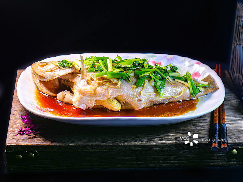 岭南汉族民间特色传统名菜酱油姜葱清蒸鲈鱼顺德大厨粤菜烹饪料理新鲜水产品豉油蒸桂鱼肉质细嫩爽滑年年有鱼图片素材