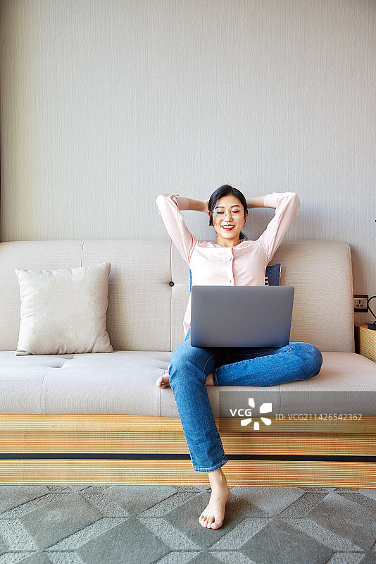 躺在床上的亚洲女性图片素材