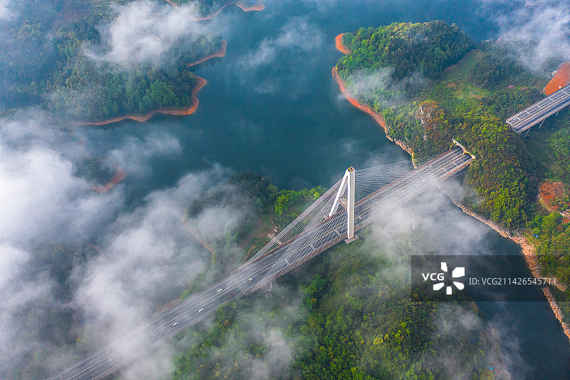 贵阳红枫湖云海下的红枫湖大桥和湖中的岛屿图片素材