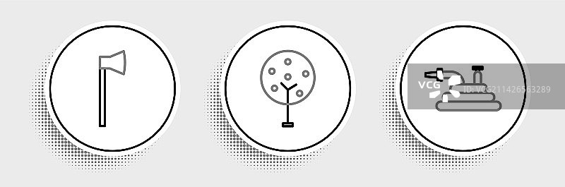 花园软管或消防水带和木制斧头图片素材