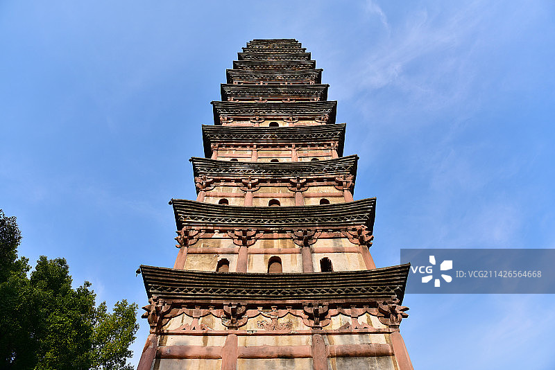 四川省南充市鹤鸣山景区白塔公园宝寿寺宋代白塔图片素材