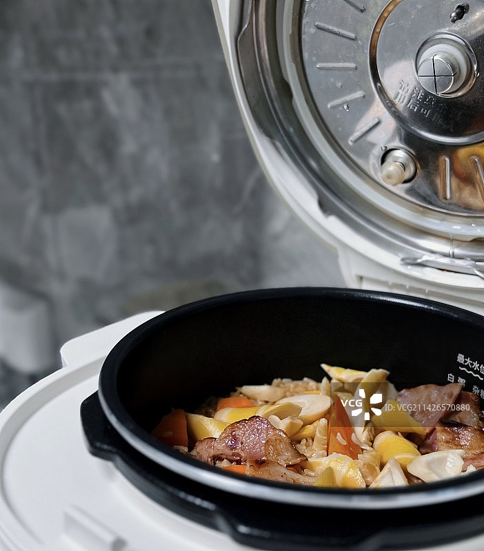 春笋培根焖饭图片素材