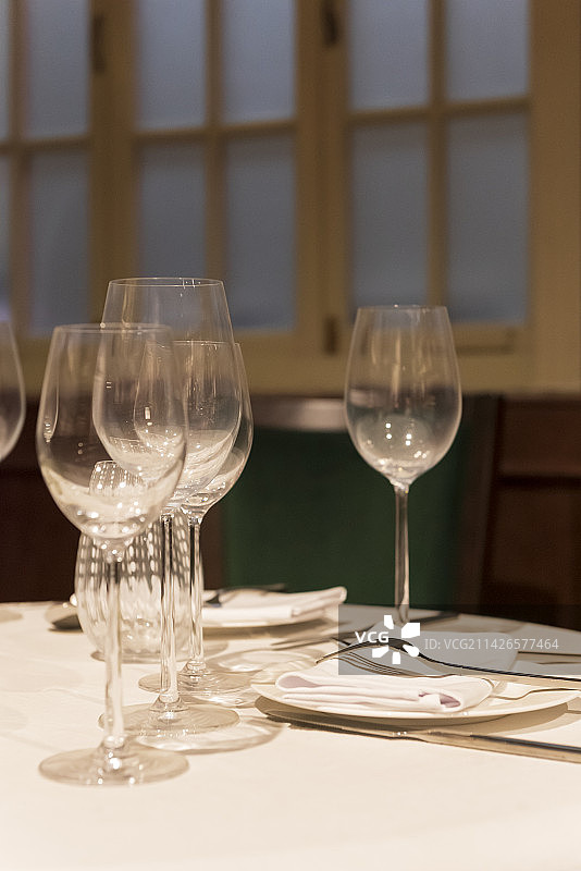 餐桌上的几只空的高脚杯图片素材