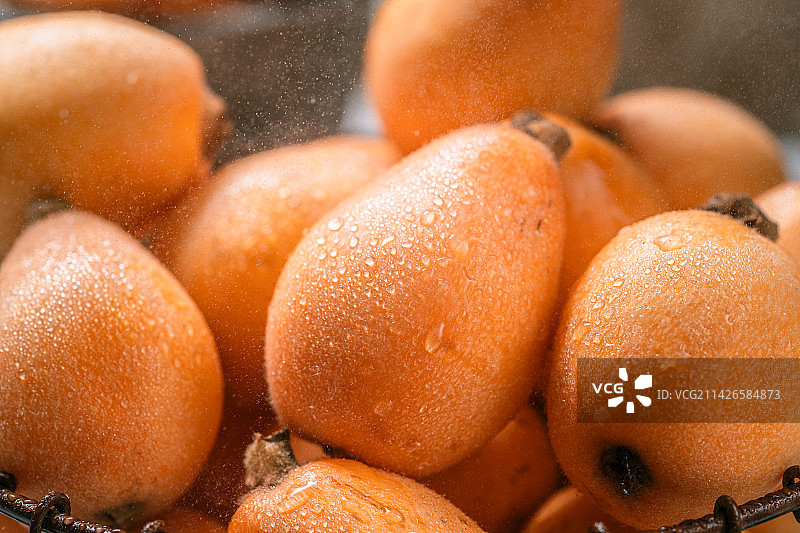 一桌子的枇杷图片素材