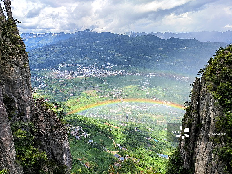恩施大峡谷雨后山间彩虹图片素材
