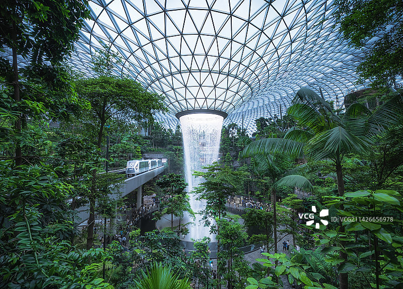 新加坡樟宜机场星耀樟宜室内瀑布景观图片素材