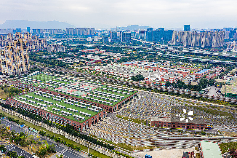 航拍福州地铁鼓山车辆段 屋顶球场 地铁上盖空间利用 垂直空间绿化图片素材