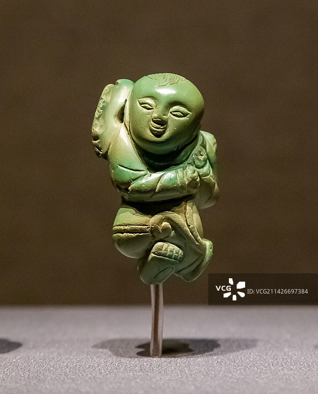 明代绿松石执双荷童子佩 湖北钟祥梁庄王墓出土 湖北省博物馆藏图片素材