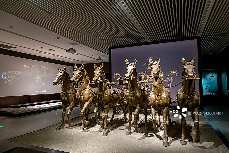 六匹马拉车的“驾六”马车场景 湖北省博物馆“楚国八百年”展览图片素材