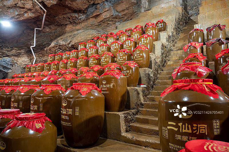 储存在山洞洞穴里的陈年白酒，黄酒，女儿红，酒精，酒，饮料，米酒；密封的陶瓷罐子图片素材
