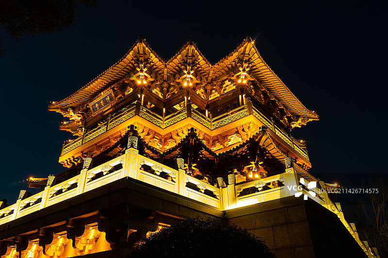 中国寺庙宗教文化拍摄主题，山东省济南市大明湖公园超然楼宏伟宫殿建筑物灯光秀，户外夜晚无人图像摄影图片素材