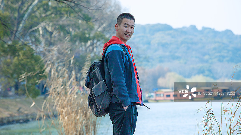 江苏省无锡市太湖鼋头渚风景区-站在湖边的人的肖像图片素材