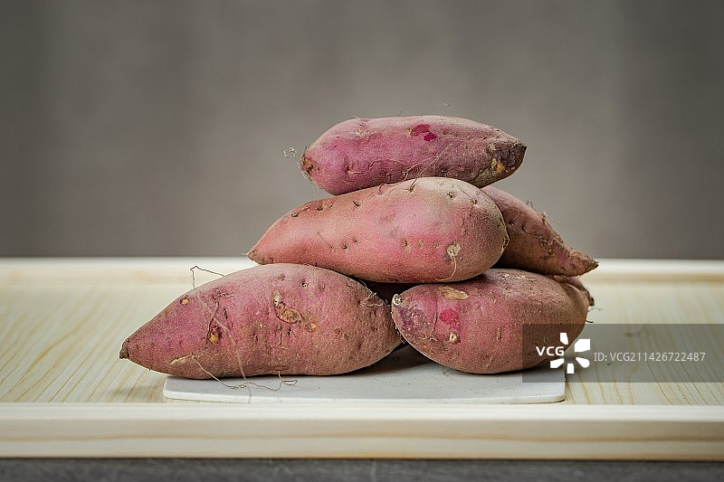 桌上生红薯地瓜图片素材