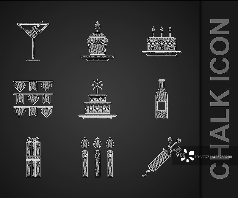 生日蛋糕与燃烧的蜡烛套装图片素材