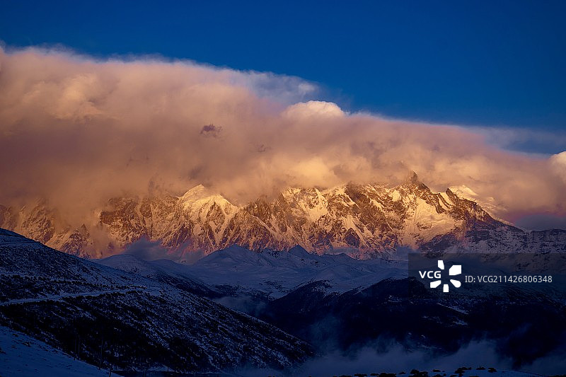 金色的南迦巴瓦峰图片素材