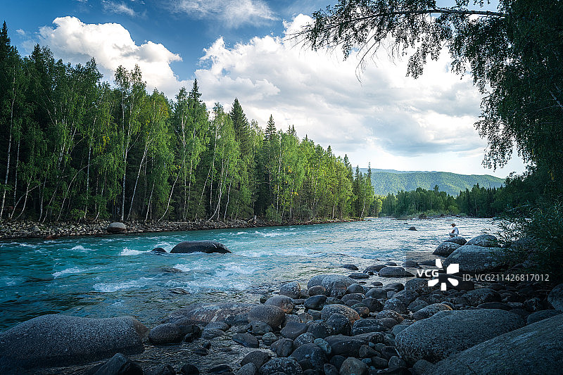 坐看禾木河图片素材
