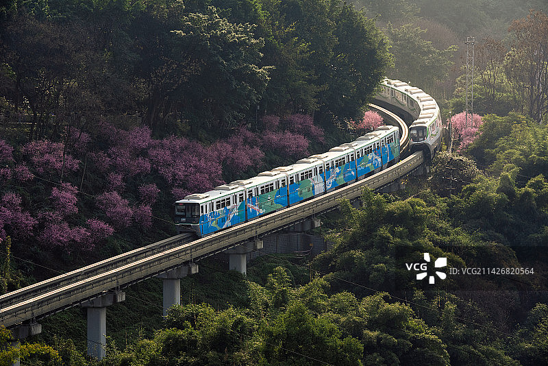 重庆轨道交通二号线开往春天的列车图片素材