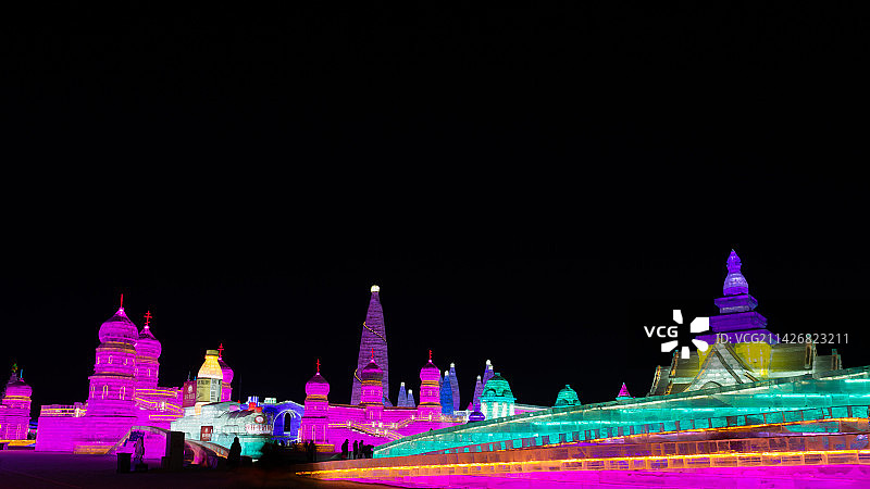 冬天里晴朗的夜晚，哈尔滨太阳岛冰雪大世界，晶莹璀璨的冰灯彷佛童话世界。图片素材