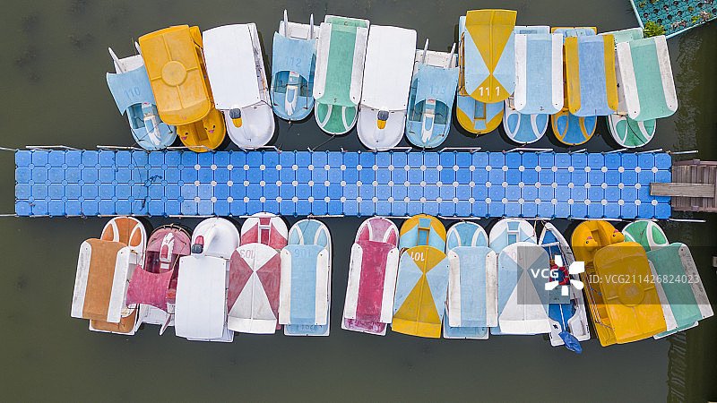 航拍岸边栈桥上五颜六色的游船图片素材