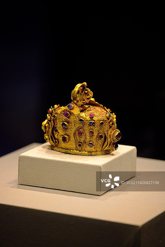 云南省博物馆，镇馆之宝，明朝金镶红蓝宝石冠图片素材