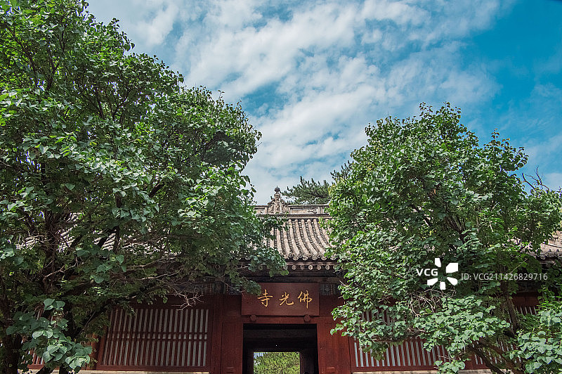 山西省忻州市五台山风景名胜区全国重点文物保护单位佛光寺与五台山脉的夏季风光图片素材