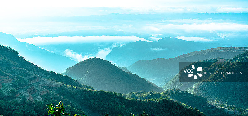 雨后山间云雾图片素材