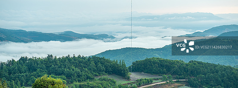 雨后山间云雾图片素材