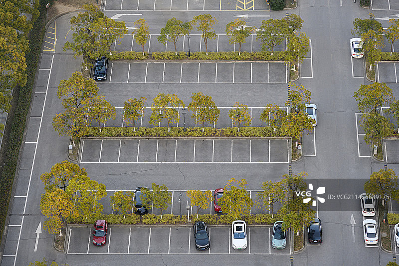 树林环抱的大型停车场图片素材