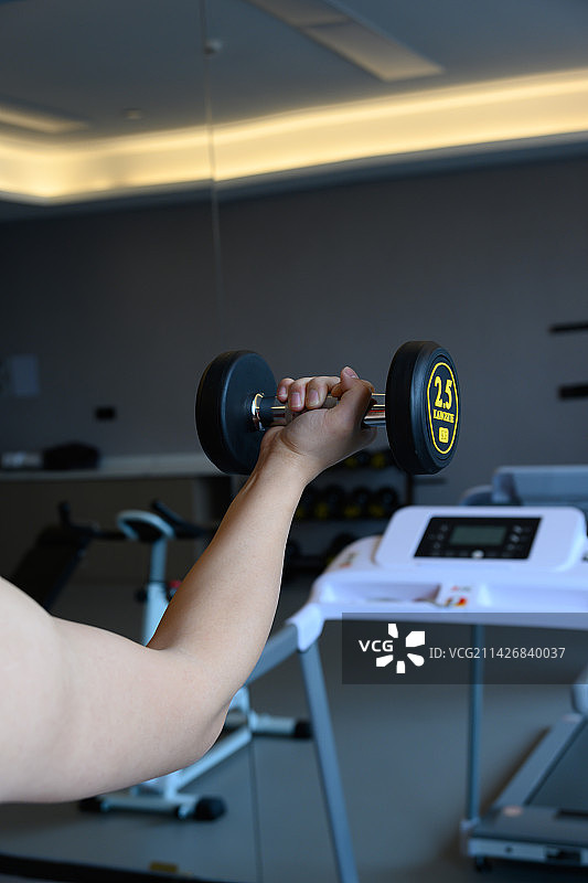 使用哑铃进行手臂力量训练图片素材