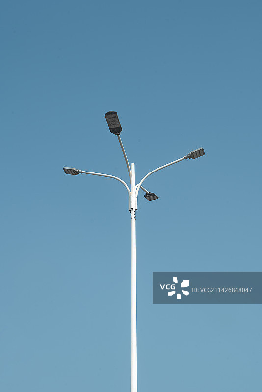 蓝天下街灯的低角度视角图片素材