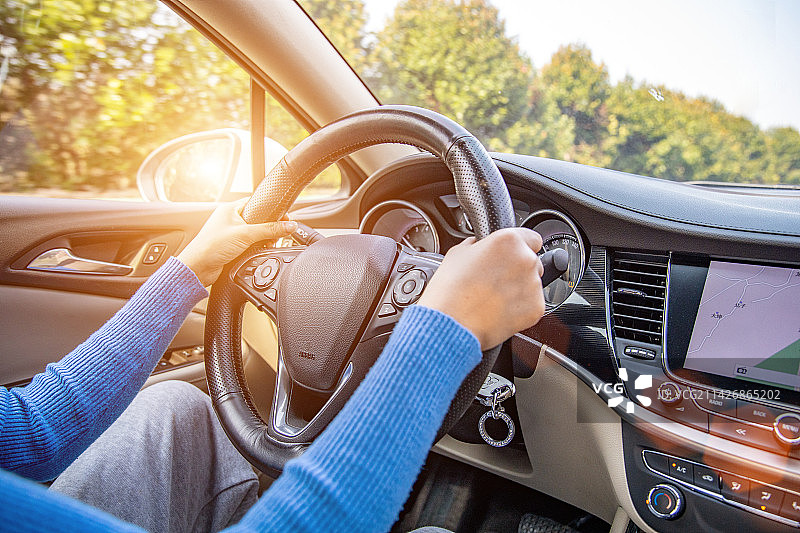 小汽车驾驶舱的副驾驶视角图片素材