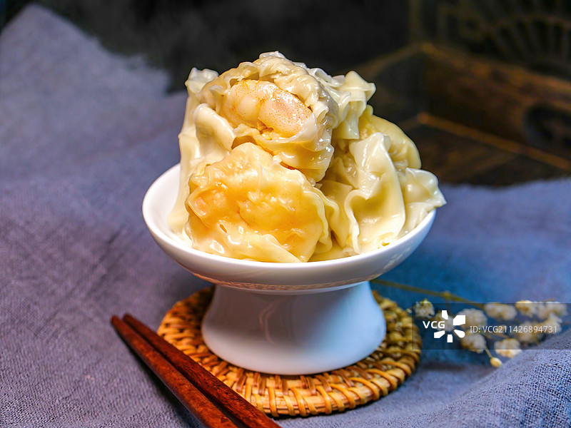 粤式传统鲜虾云吞馄饨小吃以新鲜大海虾为馅料加麻油精制而成鲜虾仁抄手广府地区早茶蒸煮点心茶馆精致小食图片素材