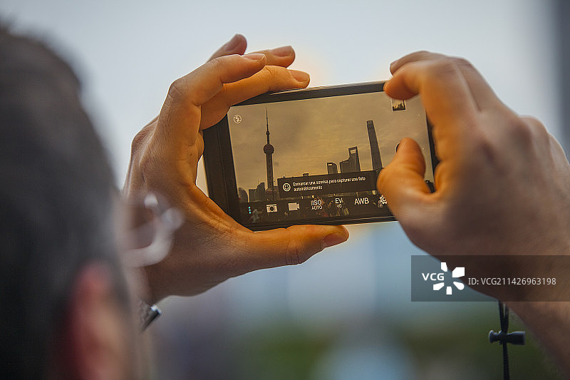 男子拿手机拍摄上海陆家嘴图片素材