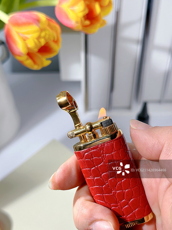 打火成功的红色皮质打火机图片素材