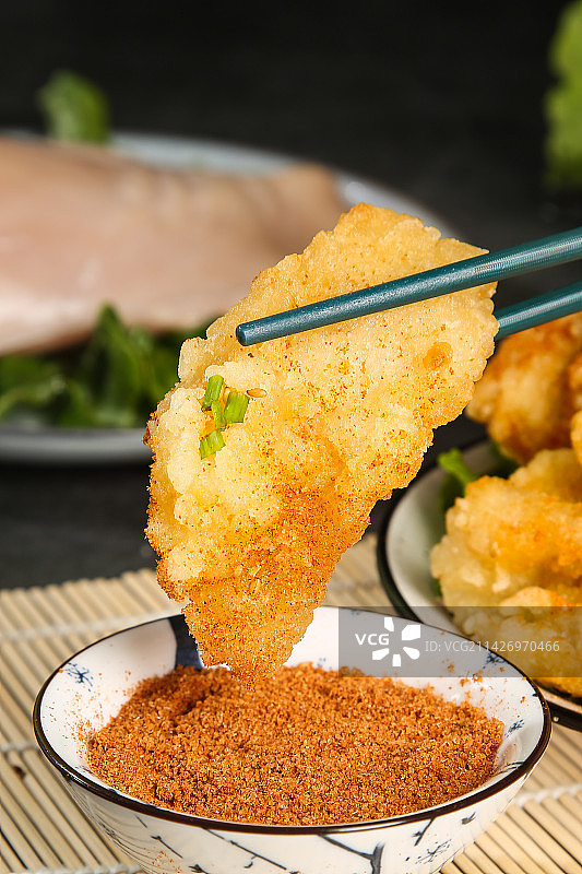 盘子里放着锅包肉图片素材
