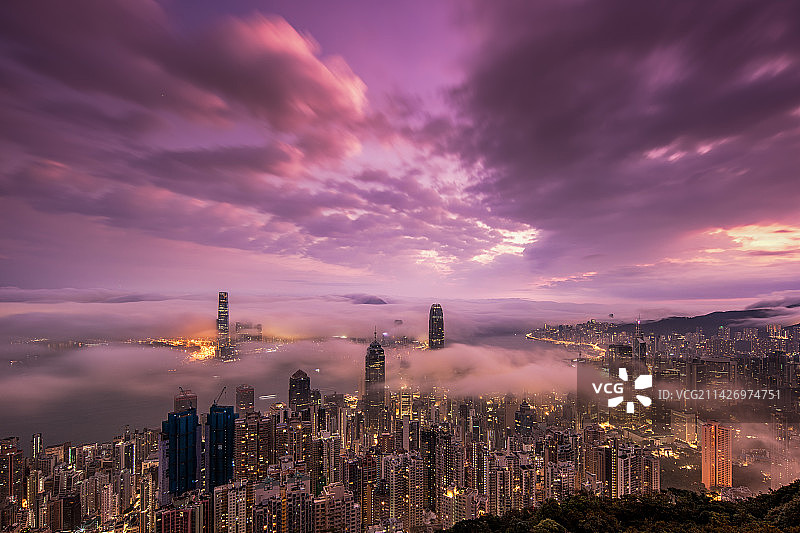 平流雾天气下的香港维多利亚港城市天际线图片素材
