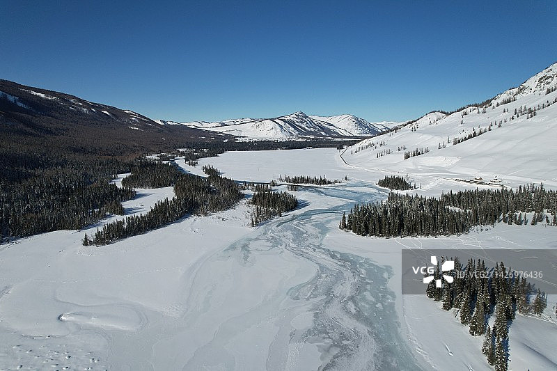 喀纳斯湖畔图片素材