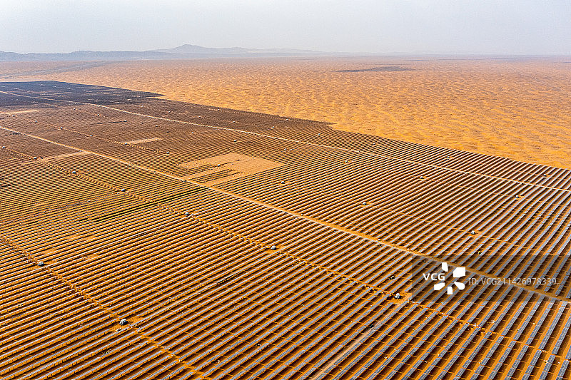 宁夏中卫沙漠光伏发电治沙航拍20230307图片素材