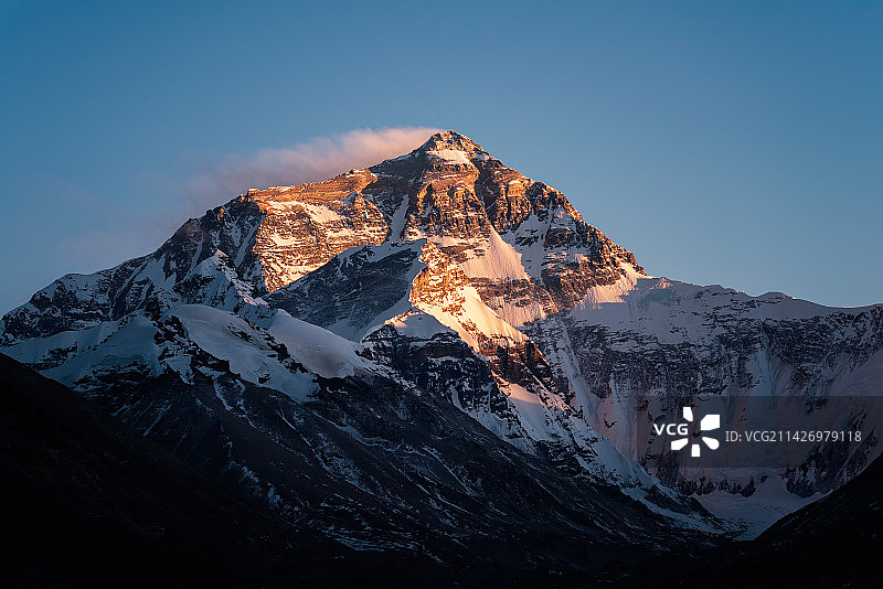 珠穆朗玛峰日落的日照金山图片素材