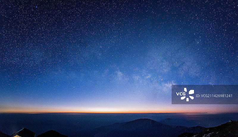 牛背山拍的日出前的银河拱桥图片素材