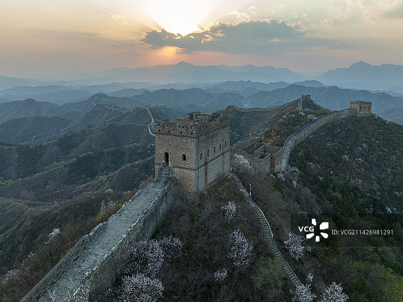 中国长城金山岭长城春季花开杏花图片素材