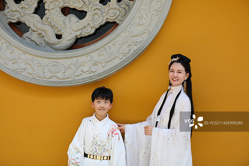 中国杭州上天竺法喜寺穿汉服的母子图片素材