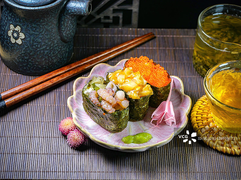 精致和食日本海产什锦寿司料理组合传统日式卷物和食美味饭团即食快捷食品江户时代文化代蟹子鱿鱼海苔饭团图片素材