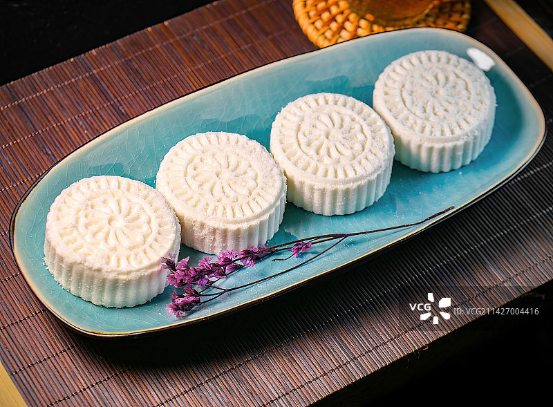 古法手作杏仁白糖松饼甜不腻绵密香糯白糖饼岭南儿时童年怀旧零食传统特色糕点配上淡淡清茶享受惬意休闲时刻图片素材