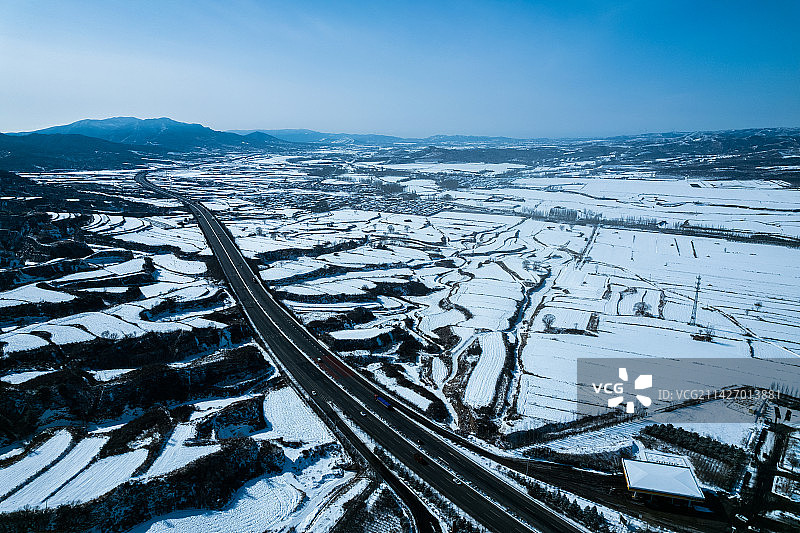 冬天下雪的崇山峻岭无人机航拍图图片素材