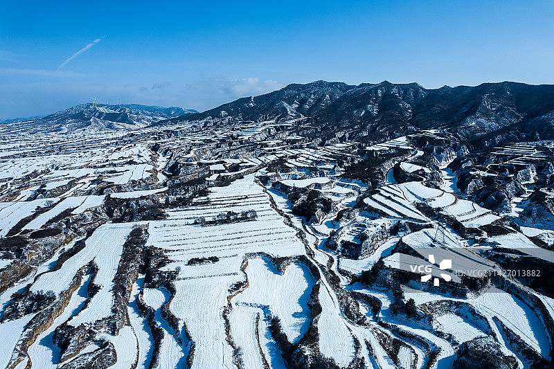 冬天下雪的崇山峻岭无人机航拍图图片素材